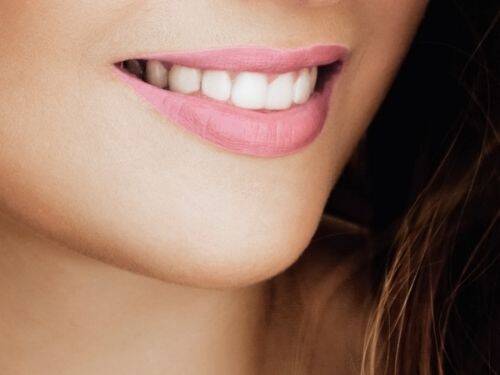 Przewodnik po wybielaniu zębów: Jak zmniejszyć żółknięcie i uzyskać jaśniejszy uśmiech